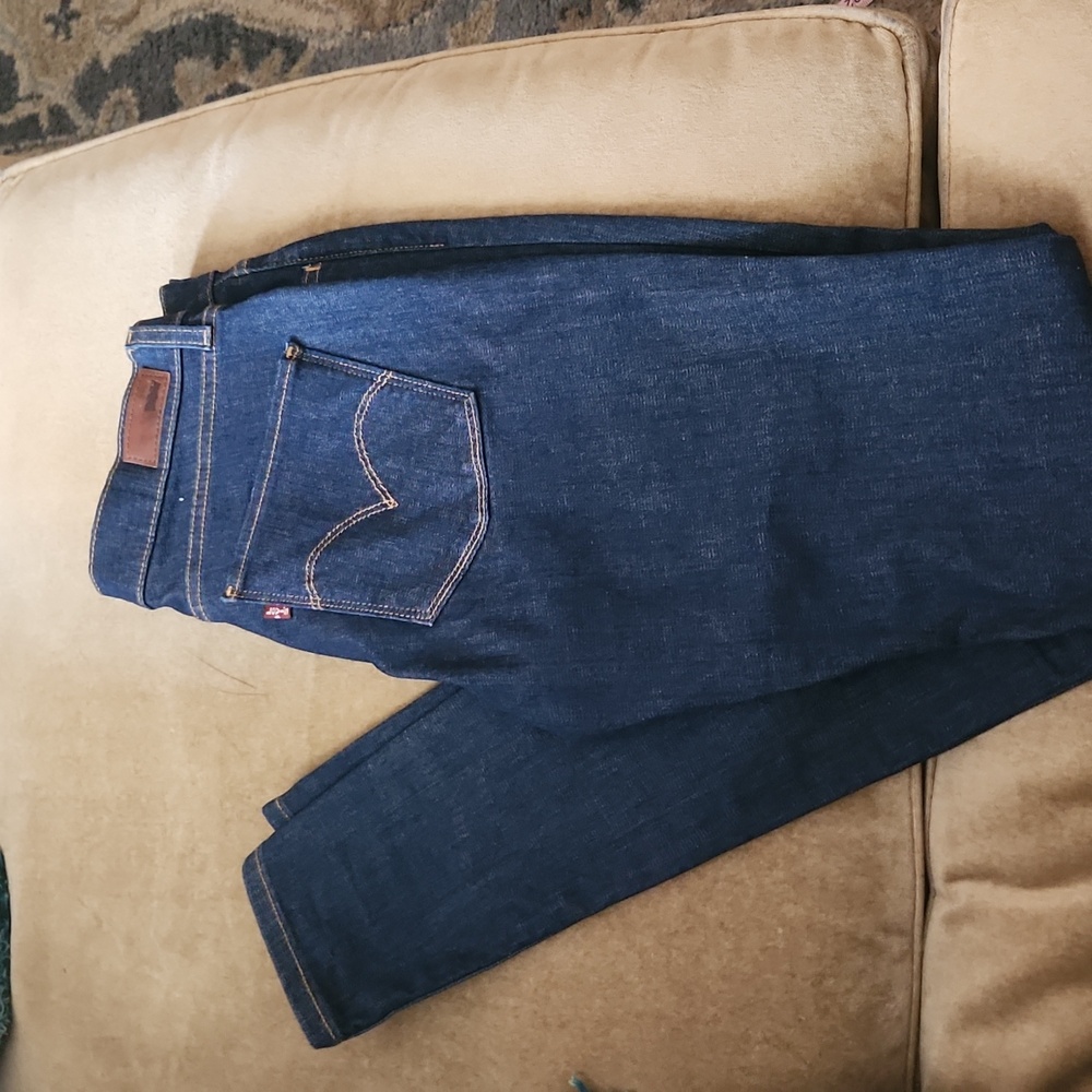 LEVIS Dark Blue Woman's 5 Pocket cotton Skinny jeans size 30 x 32..